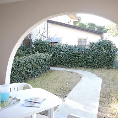 Two-bedroom Flat With Balcony And Private Garden - By Beahost 公寓 比比翁
